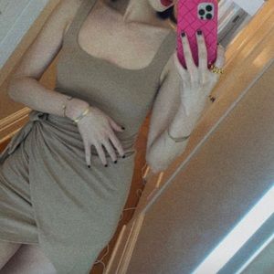 Aritzia Wilfred
Saturn Mini Dress tan XXS